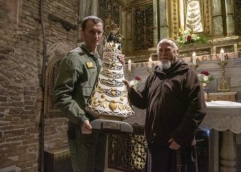 Il Generale Iadicicco con la Statua donata alla 46^ Brigata